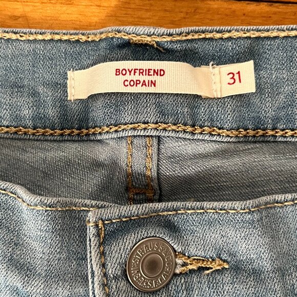 Levi's Mid Rise Boyfriend Jeans in Hold it Down Light Wash, Size 31/30 - Picture 9 of 14